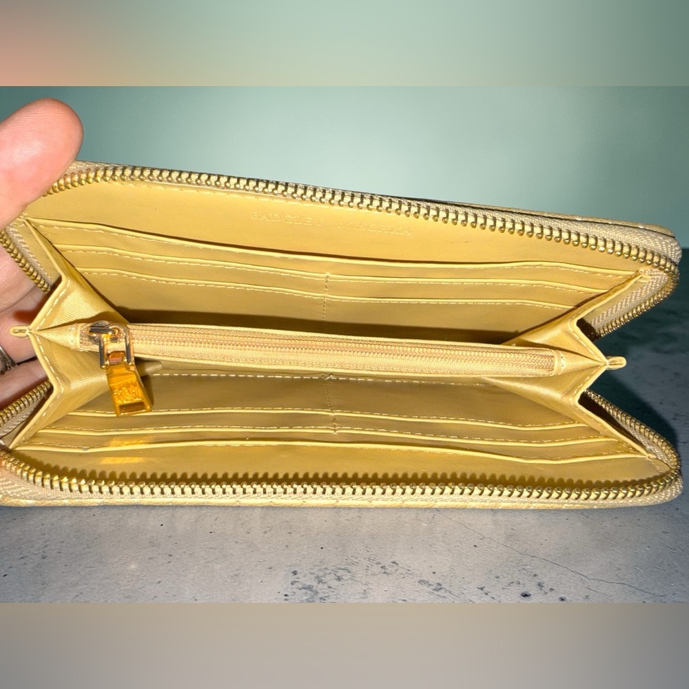 Badgley Mischka Quilted Zip Around Wallet Gold Champagne Logo Wallet - EUC ✨ - Picture 4 of 10